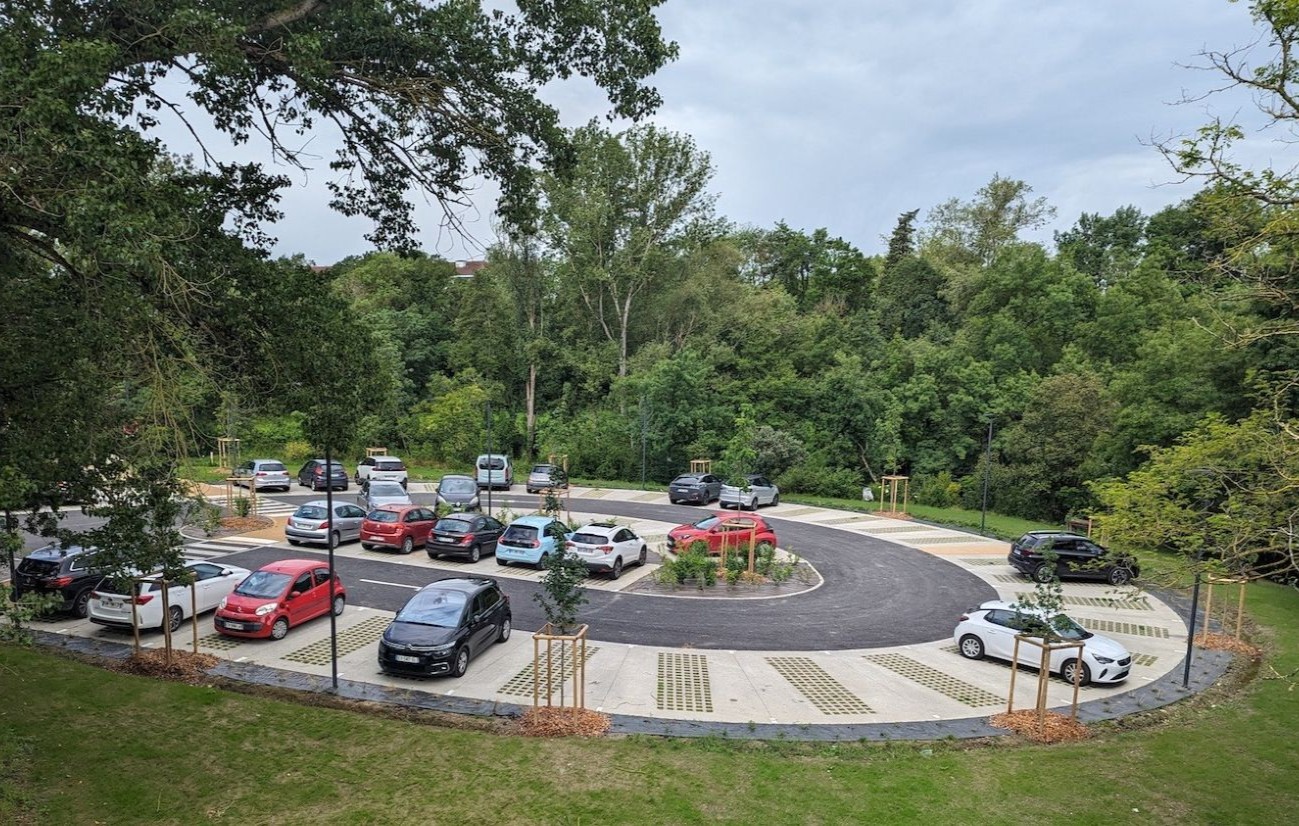 Muret (Haute-Garonne), aménagement urbain: un parking avec dalle enherbée innovante à base de cellulose